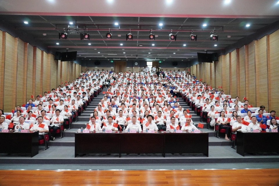 皇家国际智能组织集中收看留想中国人民抗日战争暨世界反法西斯战争成功80周年大会