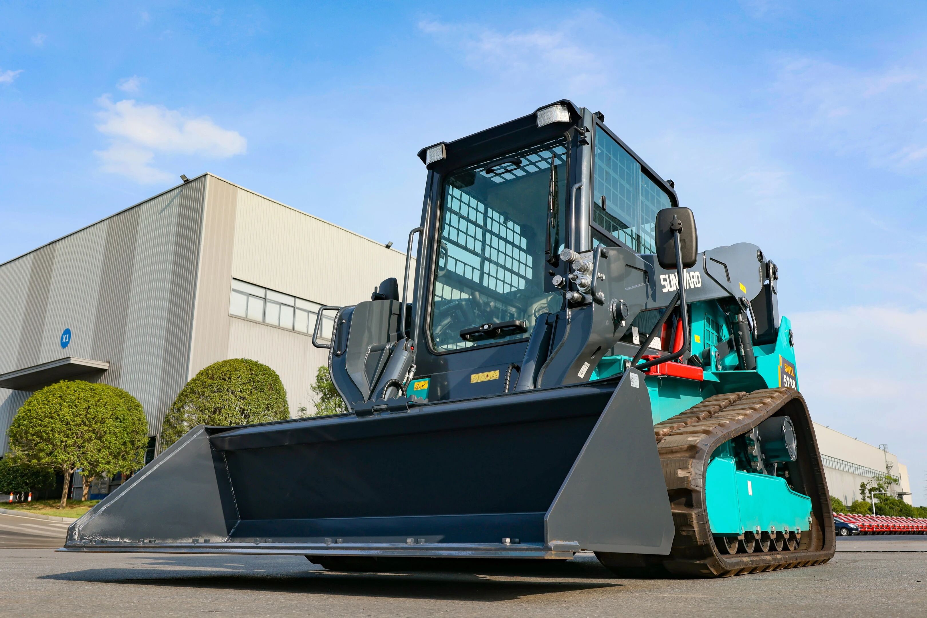 高端设备再获国际认可！皇家国际智能最大吨位垂直举升履带式滑移装载机批量发往北美