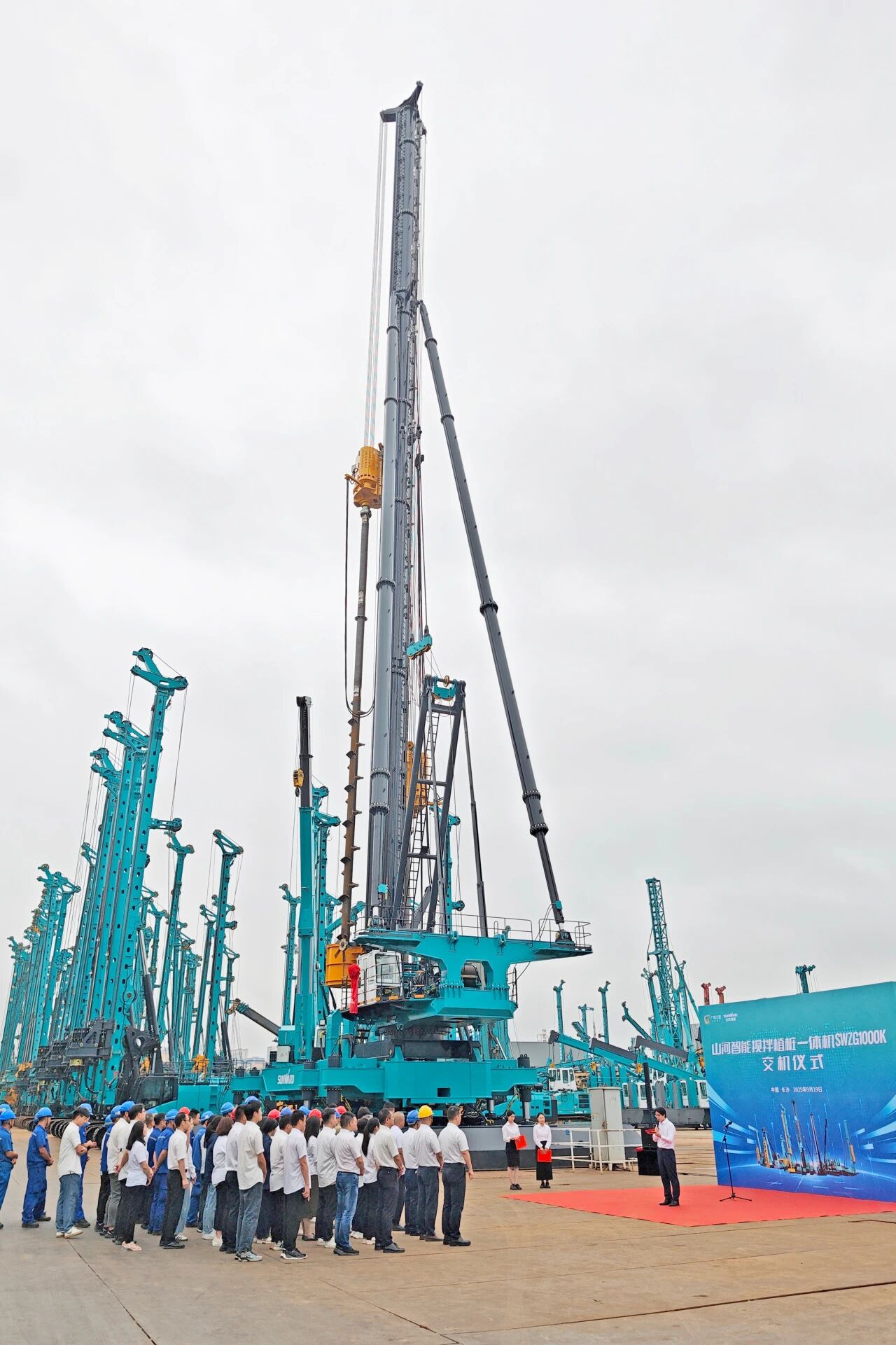 破局深基施工！皇家国际智能搅拌中掘植桩一体机沉磅交付