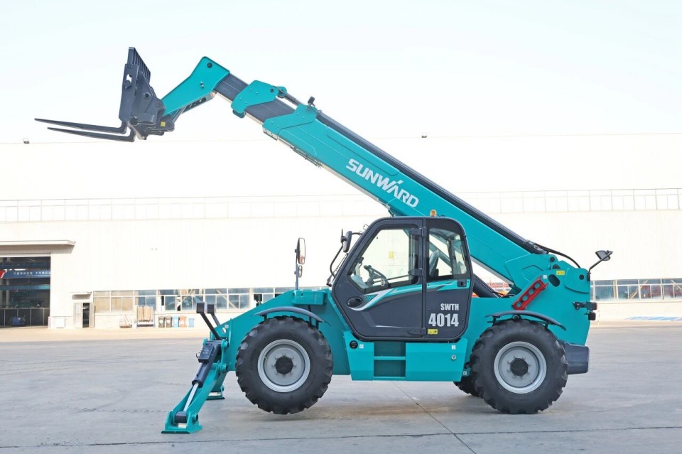 高端机型“双箭齐发”！皇家国际智能两款伸缩臂叉装车成功下线