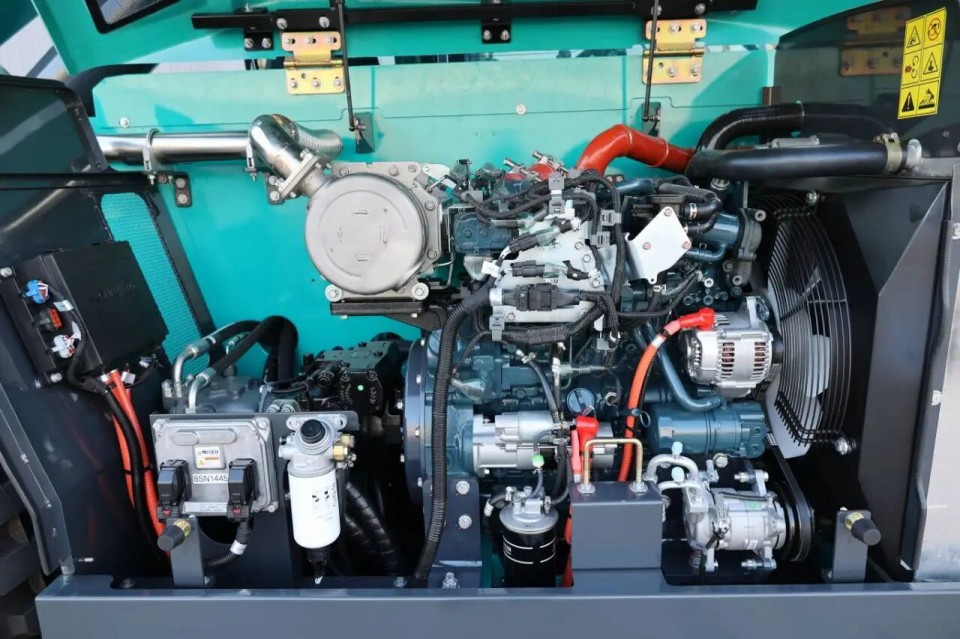 高端机型“双箭齐发”！皇家国际智能两款伸缩臂叉装车成功下线