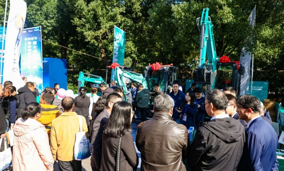 皇家国际智能微挖“天团”闪灼武汉，引领绿色施工潮水