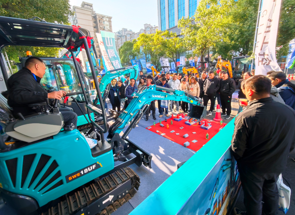 皇家国际智能微挖“天团”闪灼武汉，引领绿色施工潮水