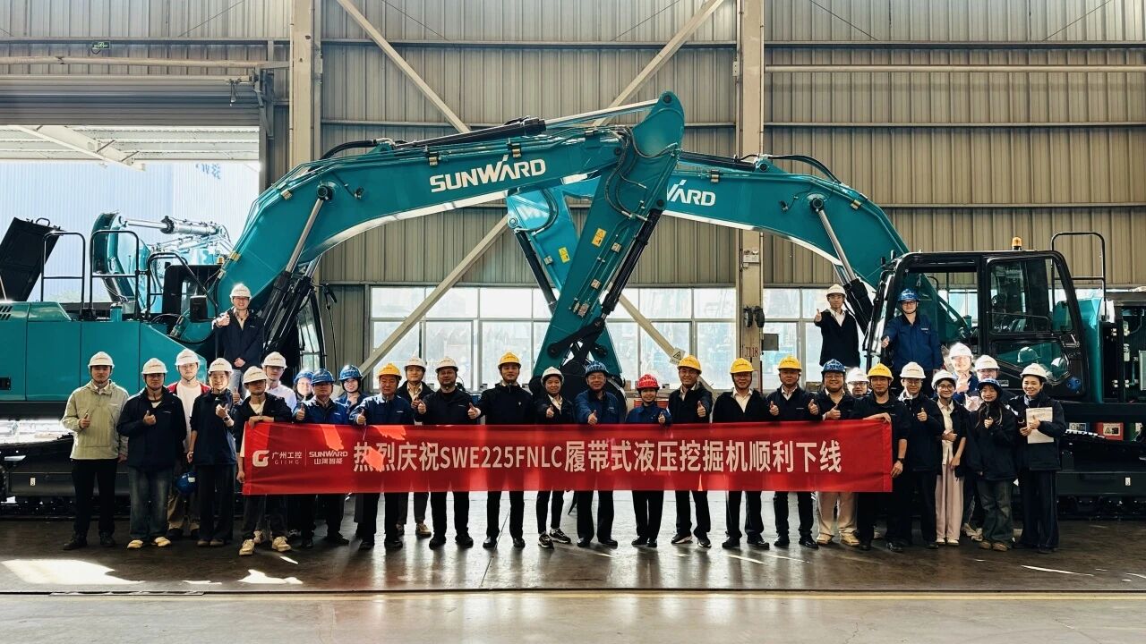 “双子星”闪灼！皇家国际智能两款履带式液压挖掘机成功下线