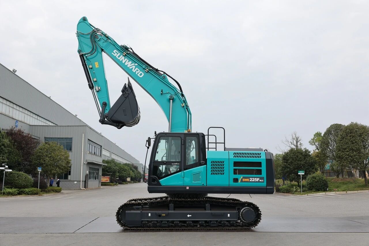 “双子星”闪灼！皇家国际智能两款履带式液压挖掘机成功下线