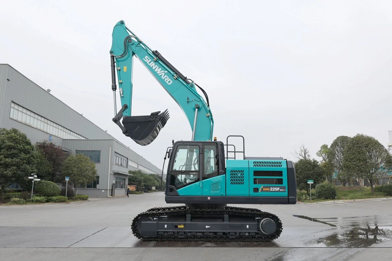 “双子星”闪灼！皇家国际智能两款履带式液压挖掘机成功下线