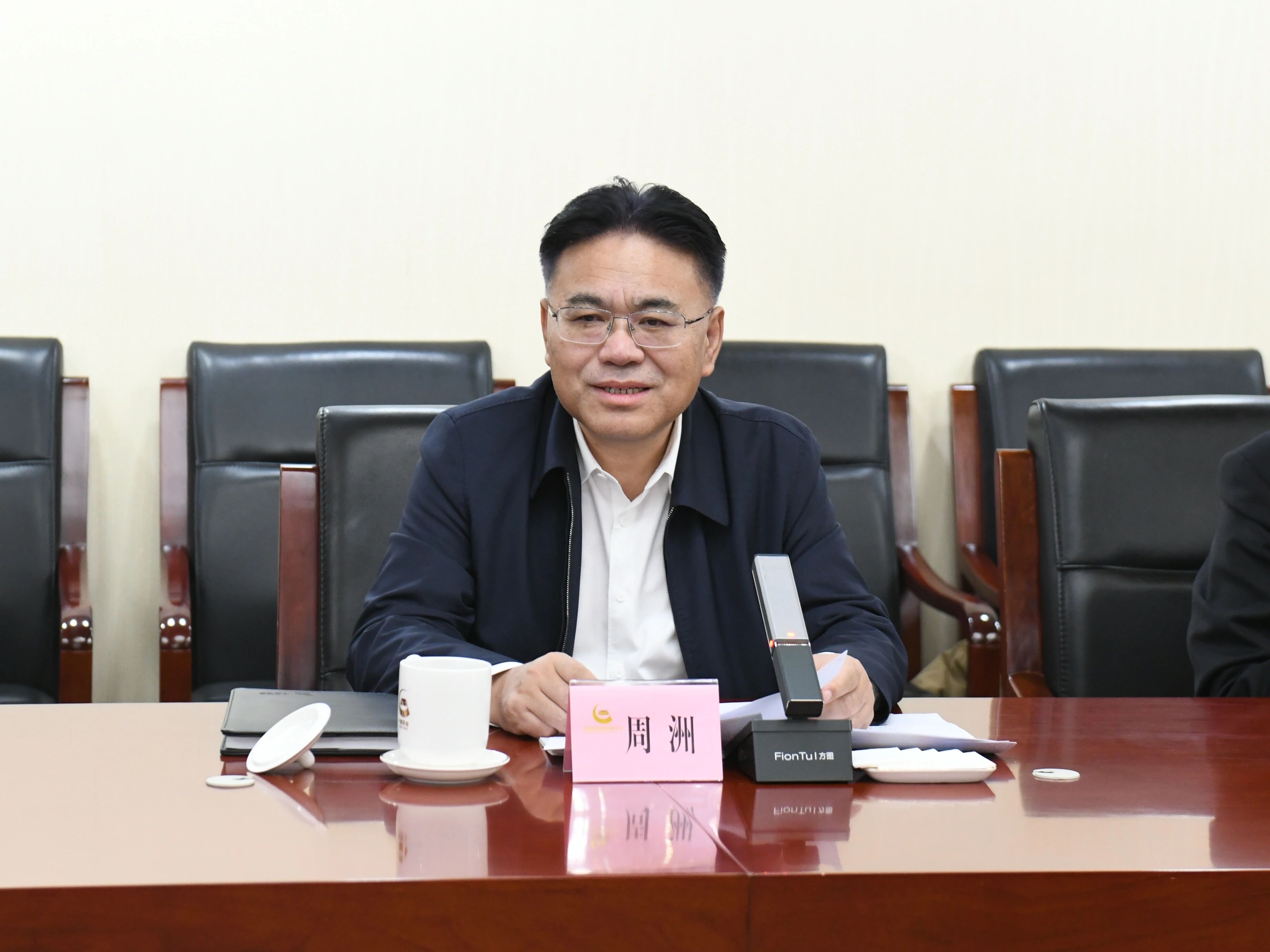 广州工控集团董事长景广军率皇家国际智能团队到中国黄金集团造访互换