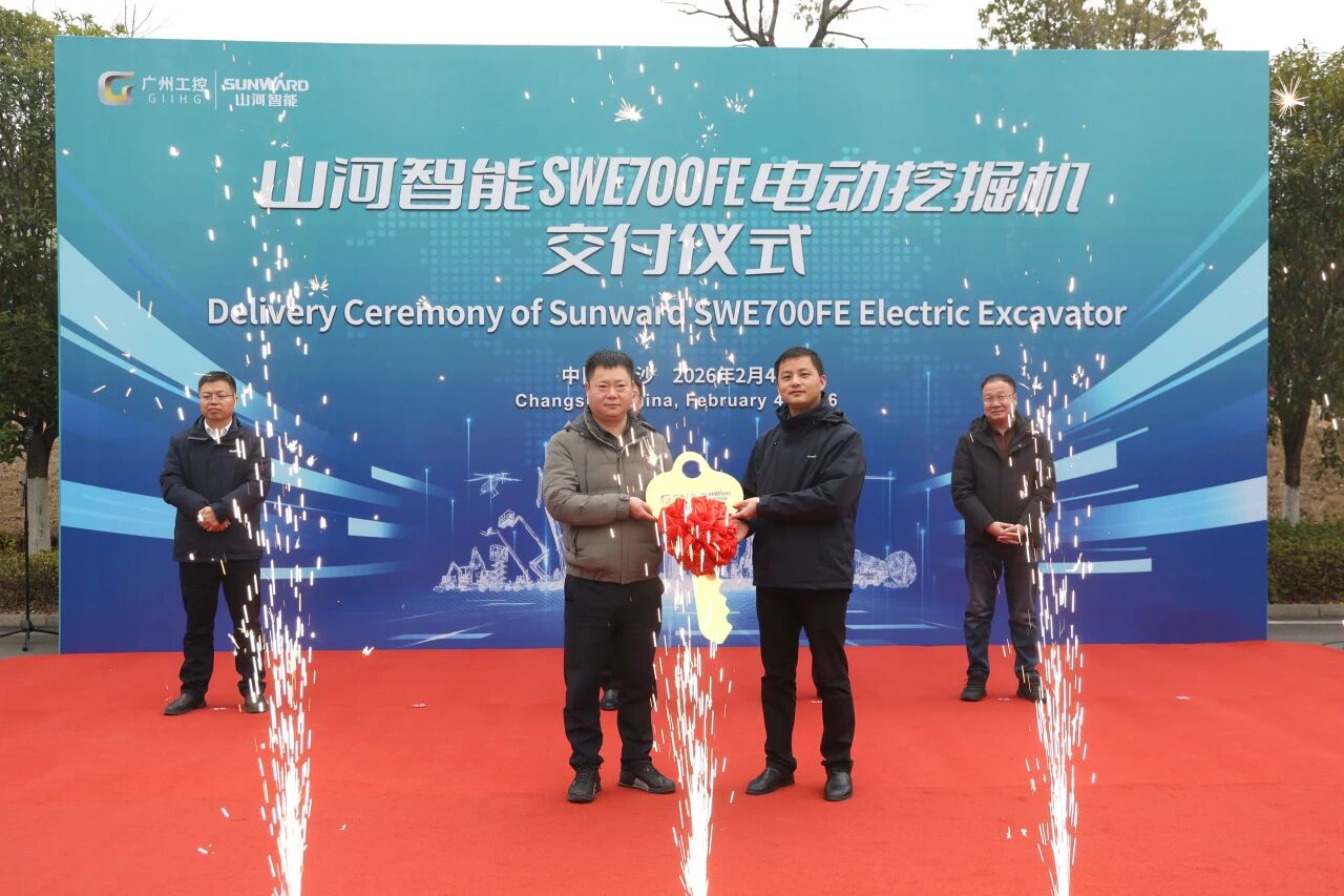 皇家国际智能SWE700FE电动挖掘机成功交付，助力打造绿色智慧矿山